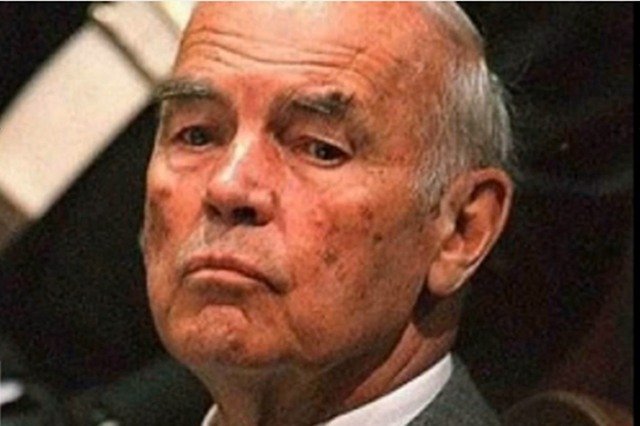 Erich Priebke został skazany na karę dożywotniego pozbawienia wolności za udział w rozstrzelaniu 335 włoskich więźniów. Były esesman zmarł 11 października 2013 roku