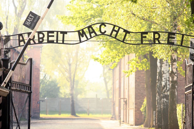Z plaży i po piwku do obozu zagłady. Pamięć ofiar Holocaustu sprzedana