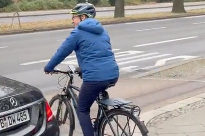 Nowy szef resortu rolnictwa przyjechał po nominację na rowerze.