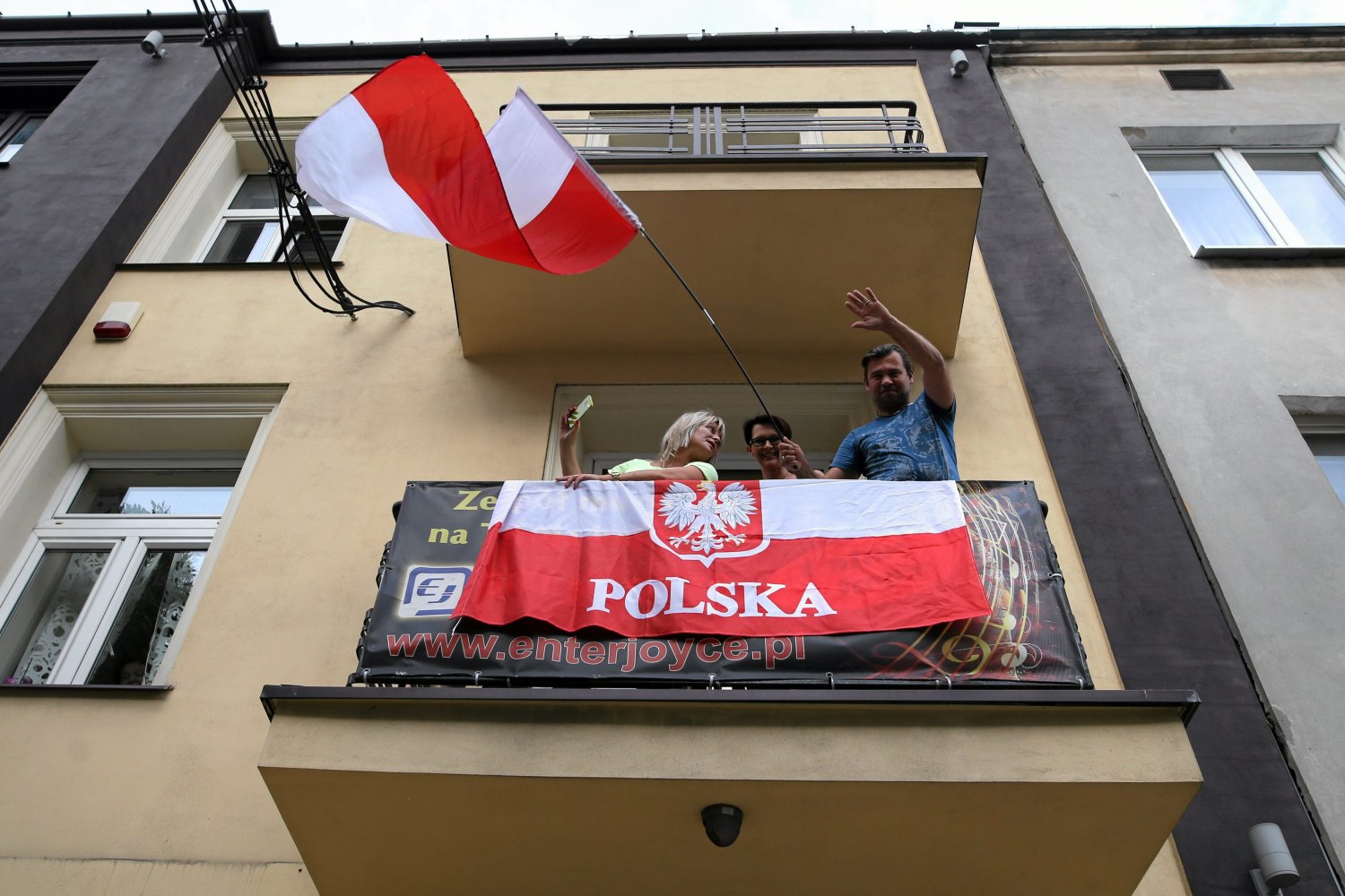 W jaki sposób ozdobić polską flagą balkon, samochód czy maszt na budynku, w którym mieszkamy? Jakie zasady obowiązują w takim przypadku podczas Dnia Niepodległości 11 listopada 2020 roku? Flaga na balkonie