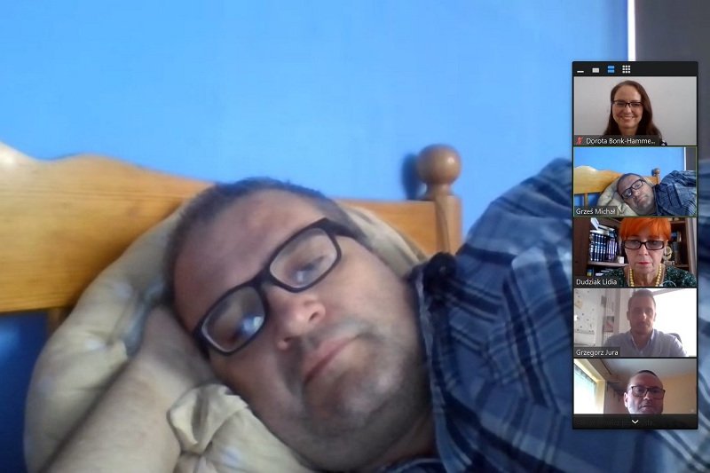 Michał Grześ na zdalnym posiedzeniu komisji oświaty i wychowania leżał w łóżku pod kołdrą.