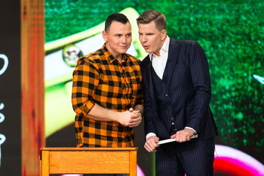 Filip Chajzer nie jest jedynie obserwatorem, ale często czynnie angażuje się w zadania wykonywane przez uczestników