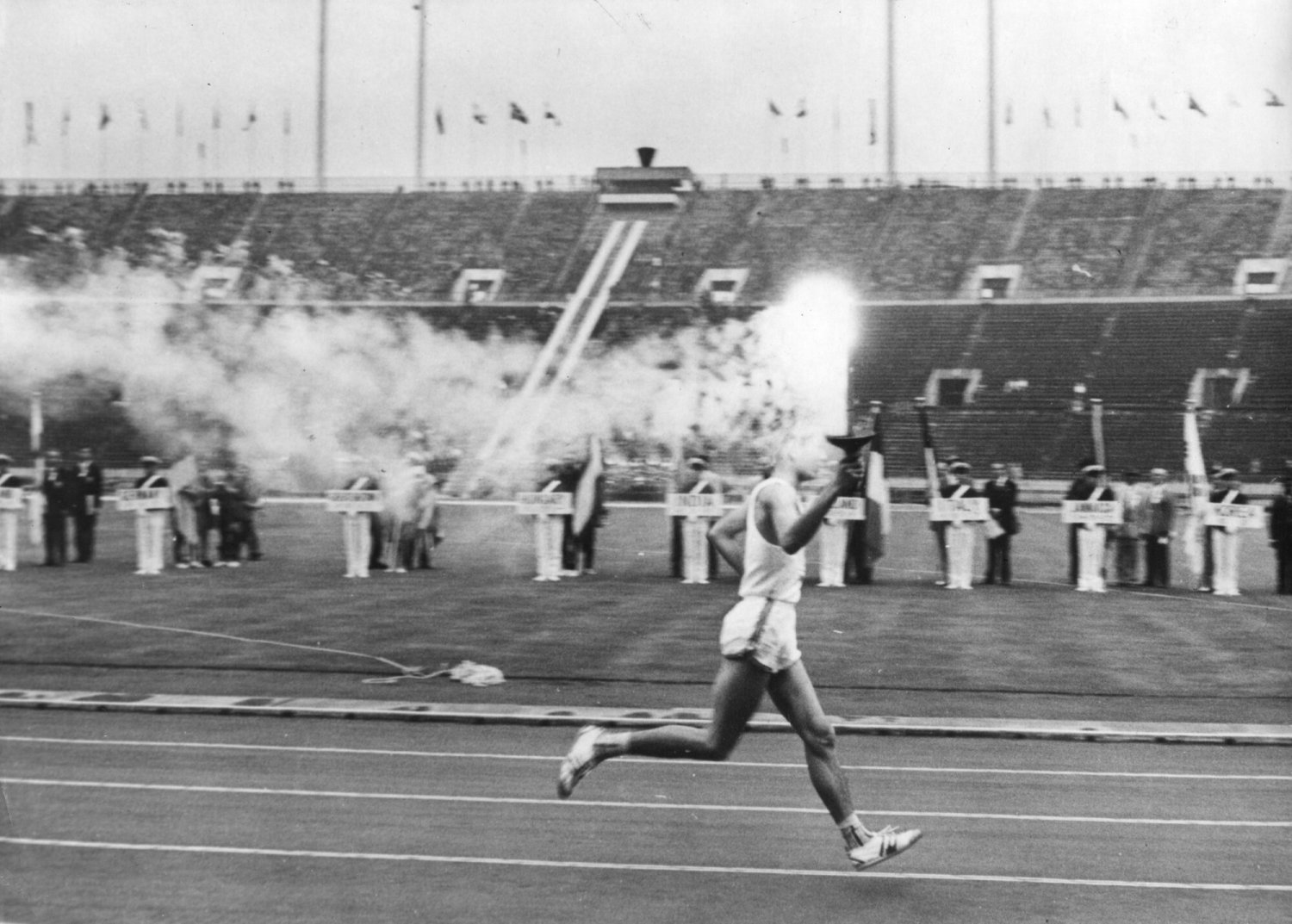 Andrzej Zieliński z kolegami ze sztafety 4x100 metrów wywalczył srebrny medal olimpijski w Tokio w 1964 roku