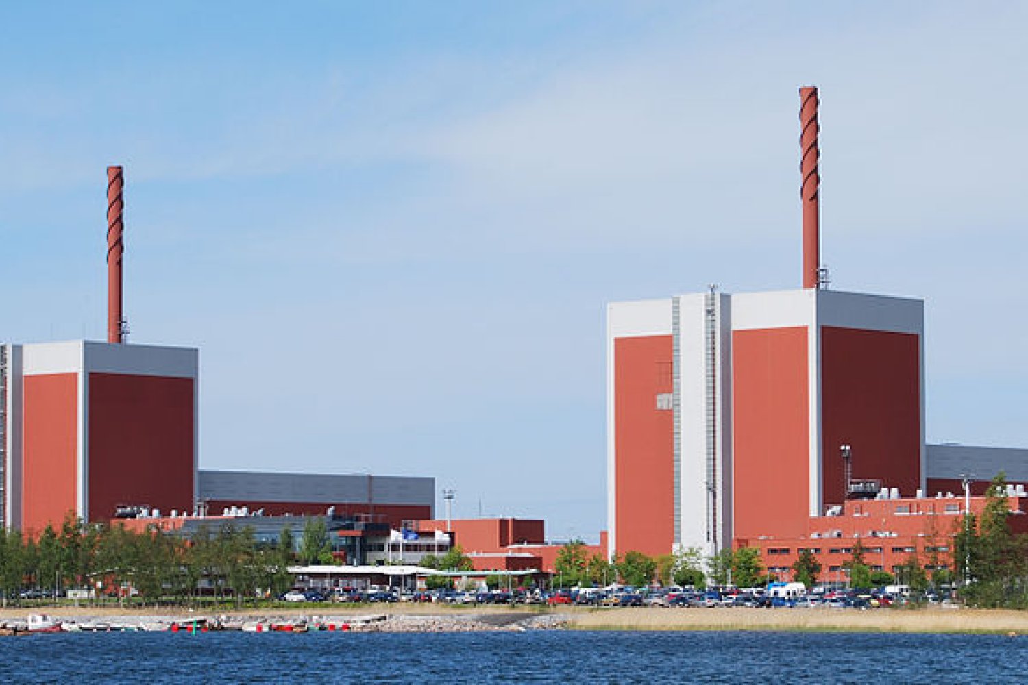 Dwa pracujące bloki EJ Olkiluoto. Uruchomione w 1978 i 1980 r. instalacje charkateryzują się doskonałą dyspozycyjnością na poziomie ponad 92%.