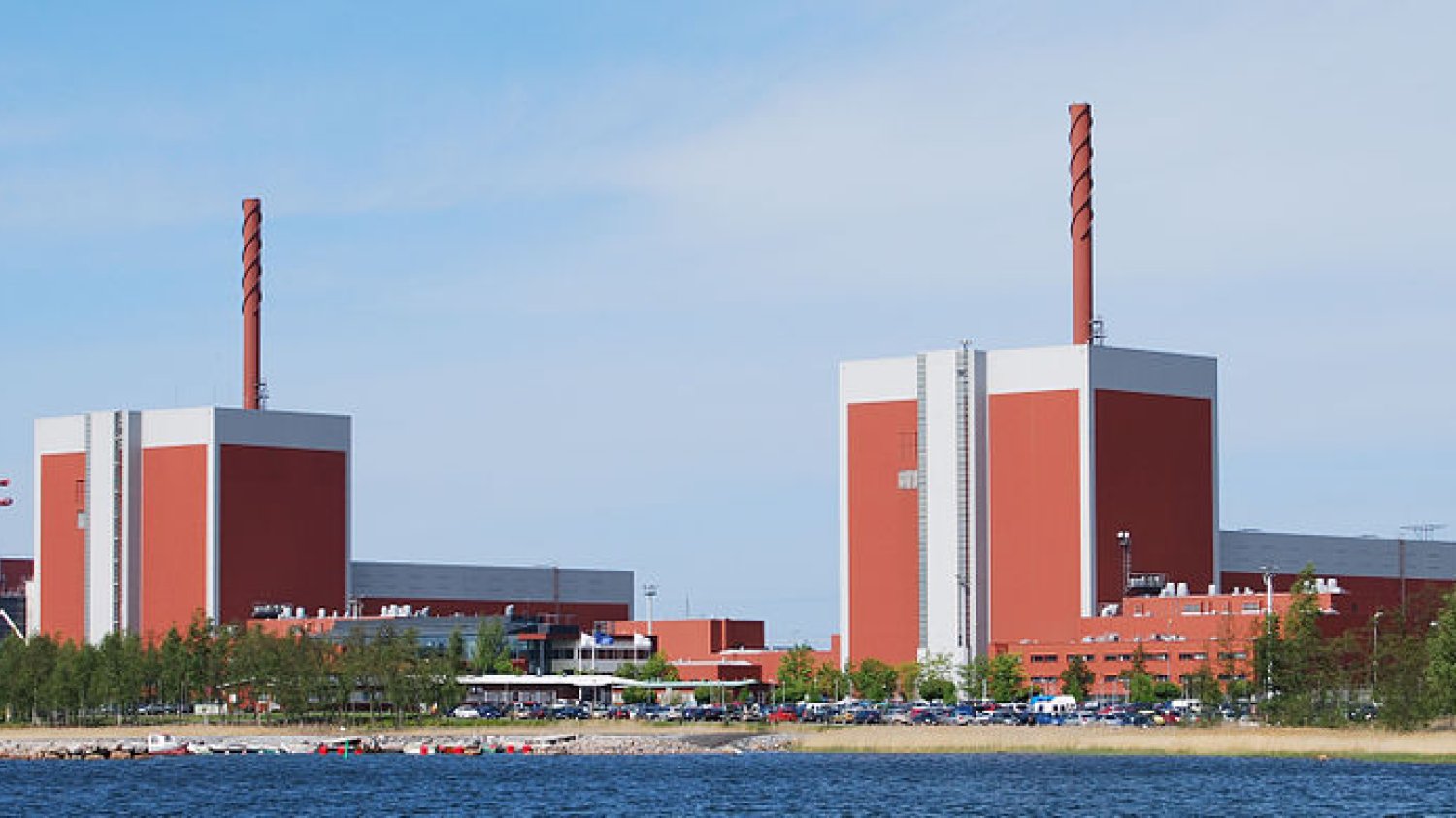 Dwa pracujące bloki EJ Olkiluoto. Uruchomione w 1978 i 1980 r. instalacje charkateryzują się doskonałą dyspozycyjnością na poziomie ponad 92%.