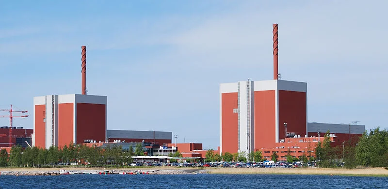 Dwa pracujące bloki EJ Olkiluoto. Uruchomione w 1978 i 1980 r. instalacje charkateryzują się doskonałą dyspozycyjnością na poziomie ponad 92%.