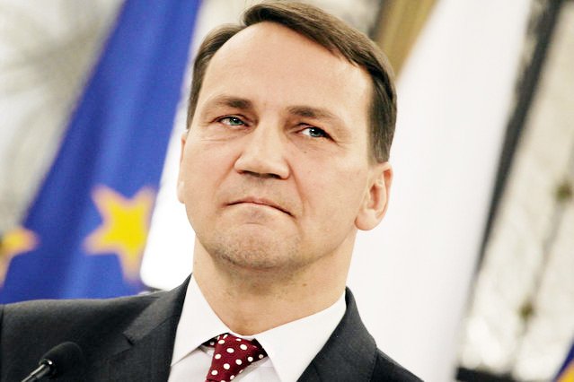 Radosław Sikorski poinformował w poniedziałek o rezygnacji z kandydowania w najbliższych wyborach parlamentarnych.