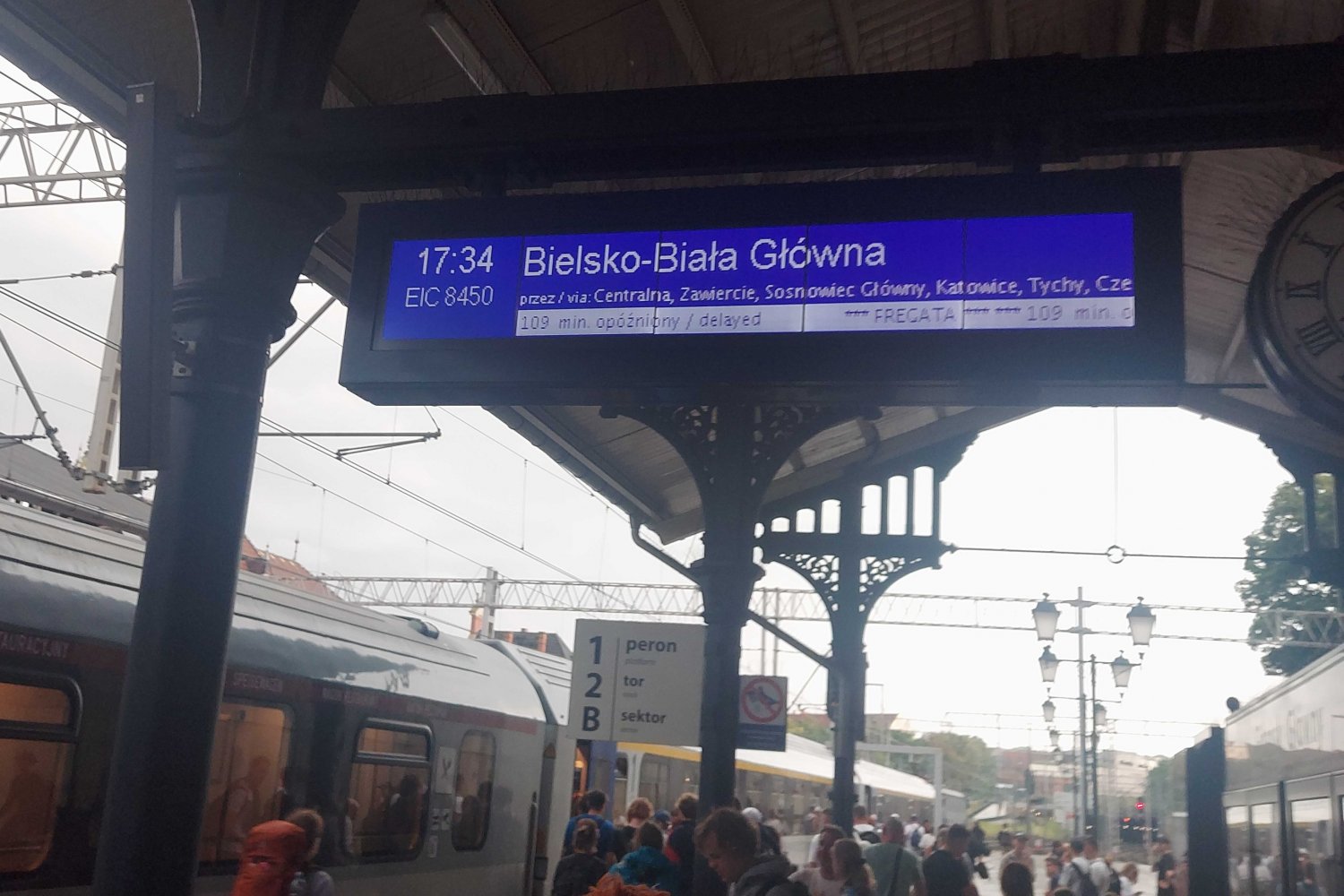 PKP PLK tłumaczy, co się dzieje ws. opóźnień pociągów.