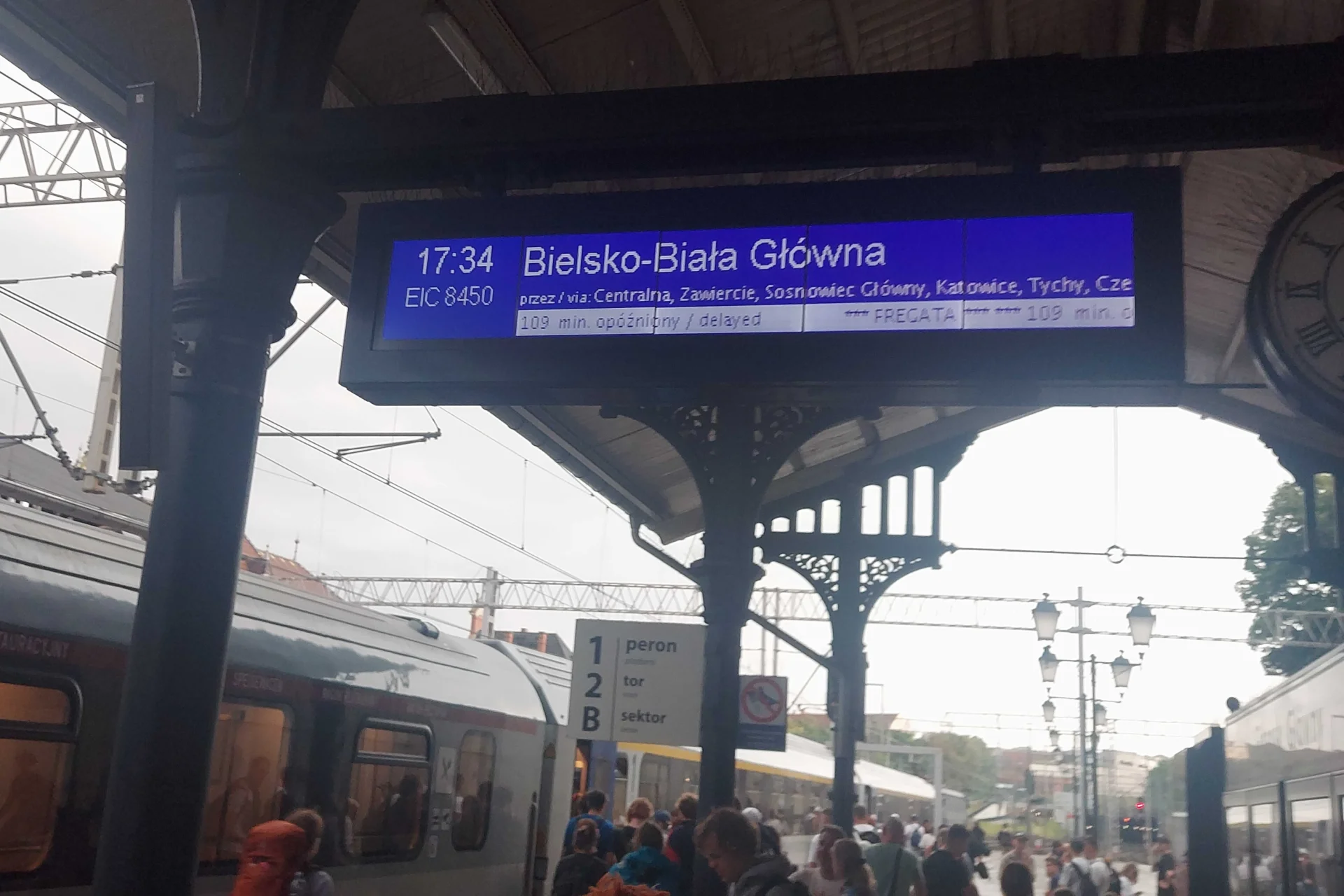 PKP PLK tłumaczy, co się dzieje ws. opóźnień pociągów.