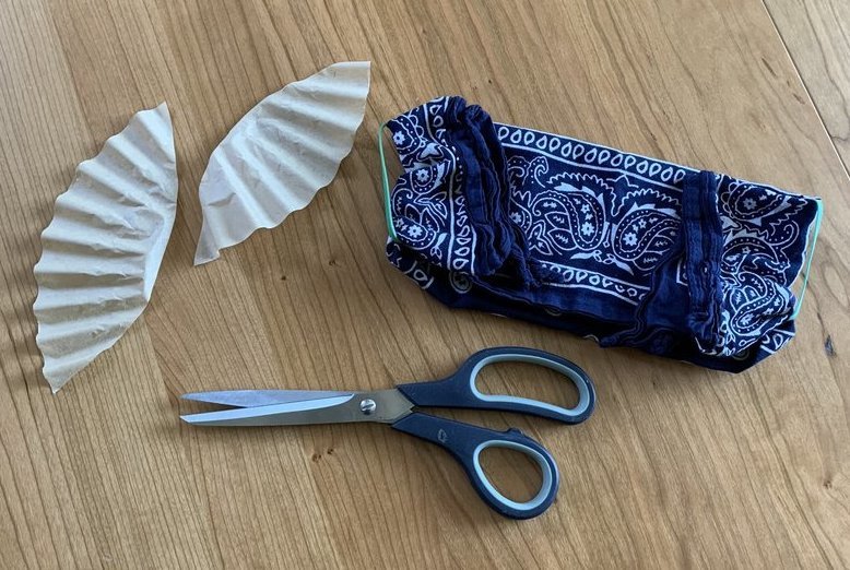 Do zrobienia maseczki ochronnej z bandany wystarczą nożyczki oraz filtr do kawy.