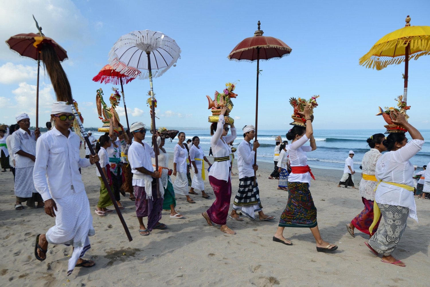 Przygotowanie do święta Nyepi, Bali.