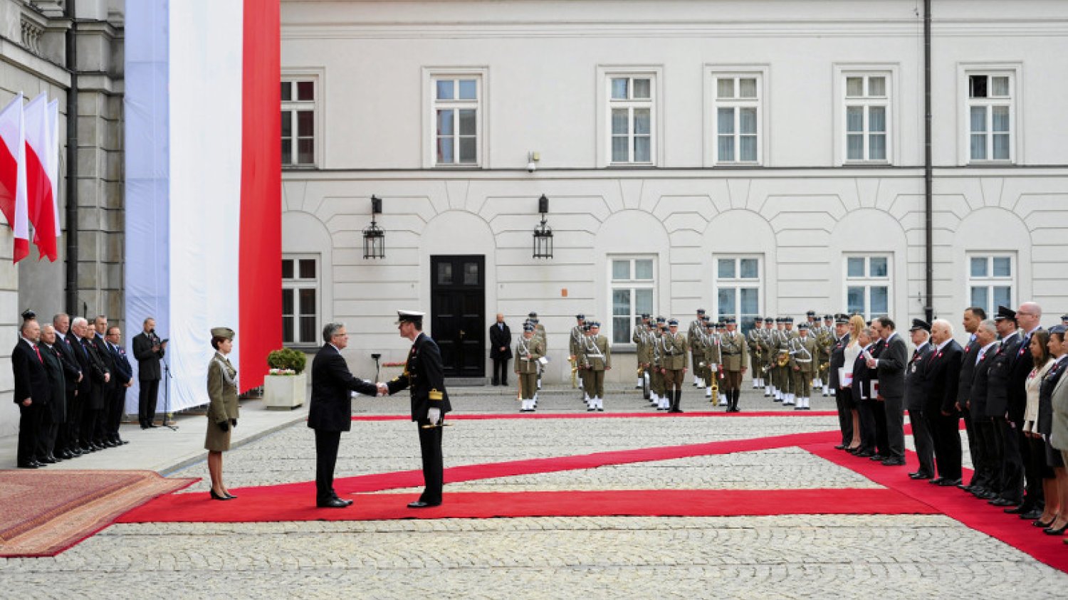 Obchody Święta Flagi przed Pałacem Prezydenckim w 2014 roku, za czasów Bronisława Komorowskiego.