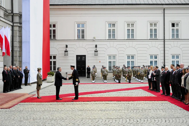 Obchody Święta Flagi przed Pałacem Prezydenckim w 2014 roku, za czasów Bronisława Komorowskiego.