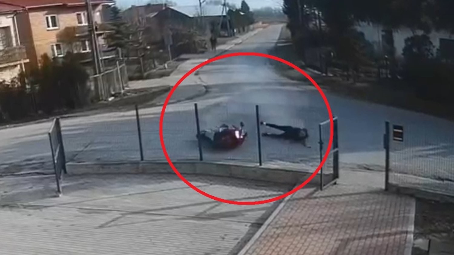 Motocyklista wjechał w płot. Sprawdzał możliwości hondy.