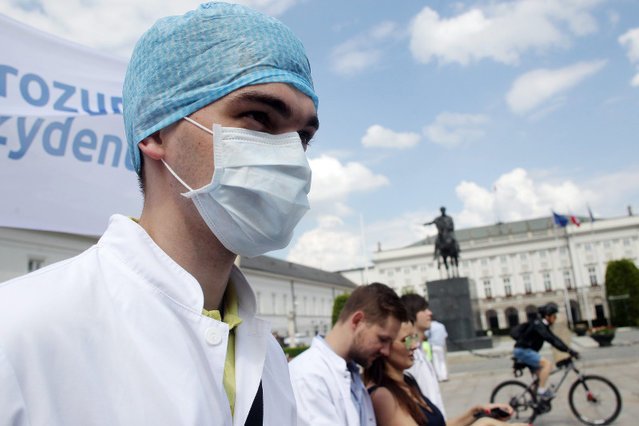 Protestujący medycy kończą z głodówką i zapowiadają nową formę protestu. Nadal domagają się od rządu zwiększenia nakładów na ochronę życia i zdrowia mieszkańców Polski do 6,8 proc. PKB.