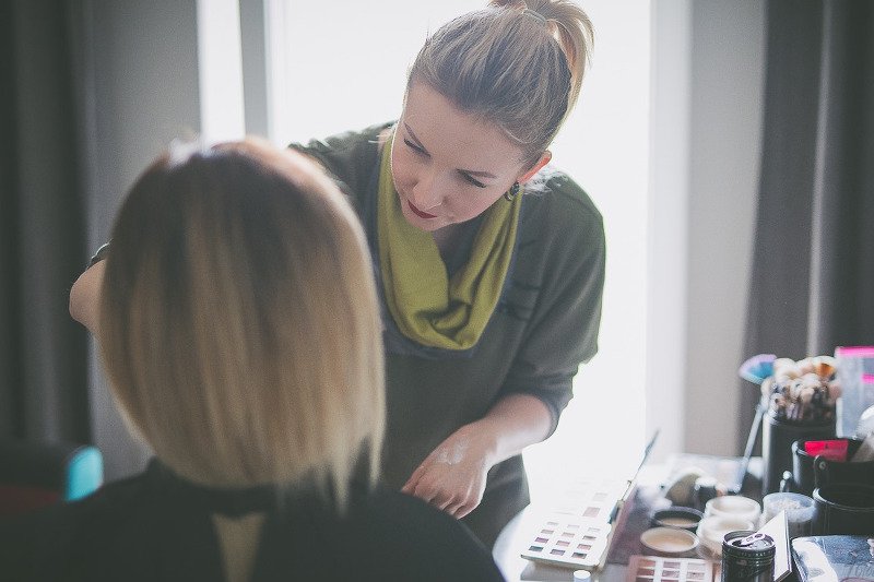 Makijażystka Joanna Kowalska mówi, że najważniejszą zasadą w robieniu makijażu jest robienie go z głową.