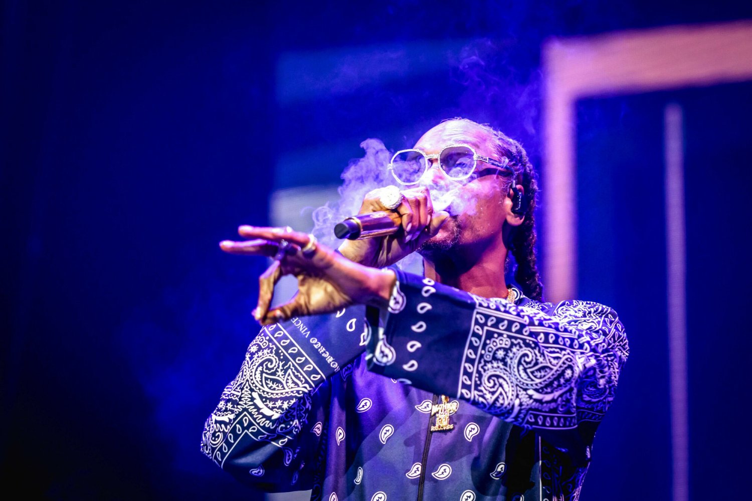 Amerykański raper Snoop Dogg występuje na scenie podczas koncertu w Rotterdamie, wrzesień 2023 rok.