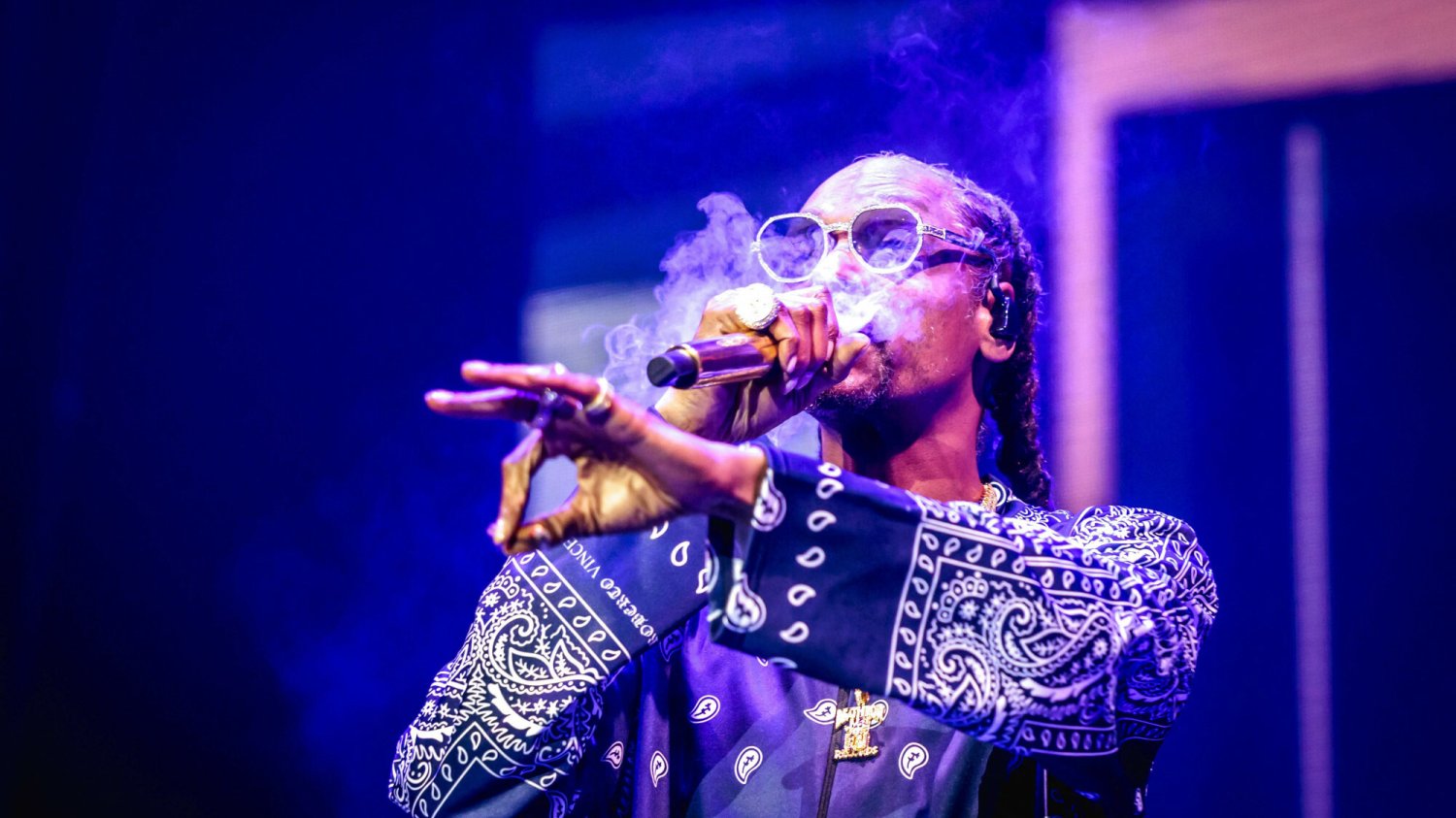 Amerykański raper Snoop Dogg występuje na scenie podczas koncertu w Rotterdamie, wrzesień 2023 rok.
