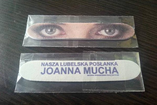 Pilniki do paznokci z oczami Joanny Muchy – osobliwy gadżet wyborczy posłanki Platformy