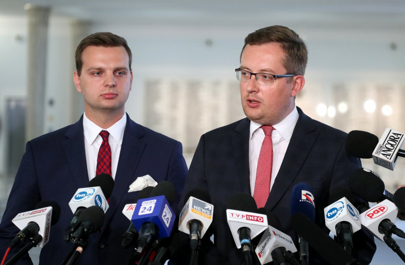 Posłowie Robert Winnicki i Jakub Kulesza przedstawili stanowisko Konfederacji ws. lex anty-TVN.