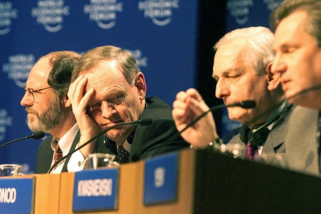 Premier Kanady Jean Chrétien wsłuchuje się w przemowę prezydenta Aleksandra Kwaśniewskiego (Davos 1999 r.)