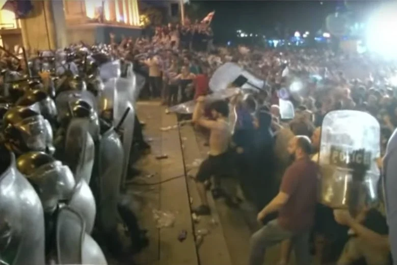 Przewodniczący parlamentu Gruzji podał się do dymisji, ale protestujący domagają się też dymisji m.in. ministra spraw wewnętrznych, szefa służby bezpieczeństwa.