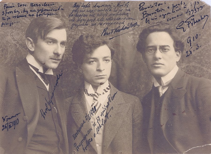 Karol Szymanowski, Paweł Kochański, Grzegorz Fitelberg, 1910 (Zdjęcie z dedykacjami dla Zofii Bernstein-Meyer. Ze zbiorów Igora Strojeckiego.)