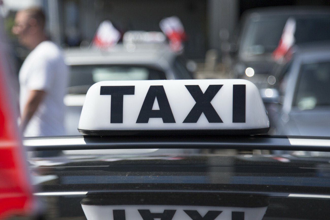 Taksówki z aplikacji. Kierowcy bez polskiego prawa jazdy ignorują przepisy.