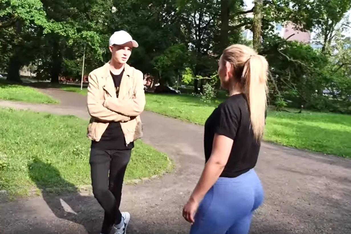 Nie wrzucam linku do filmu, by nie nabijać mu lajków, ale bardzo łatwo go znaleźć