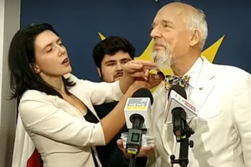 Janusz Korwin-Mikke ściął na wizji brodę.