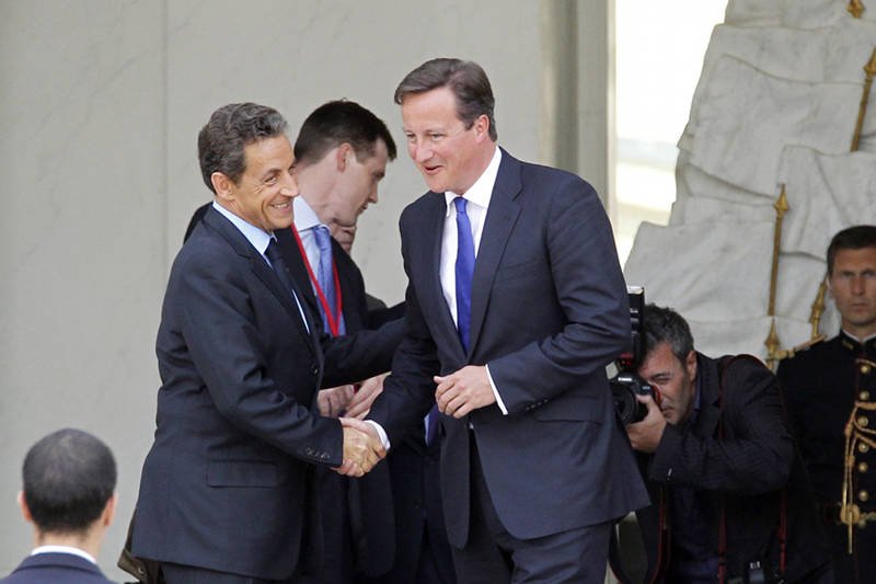 Nicolas Sarkozy (L) i David Cameron (P) na szczycie dotyczącym interwencji w Libii we wrześniu 2011 roku.