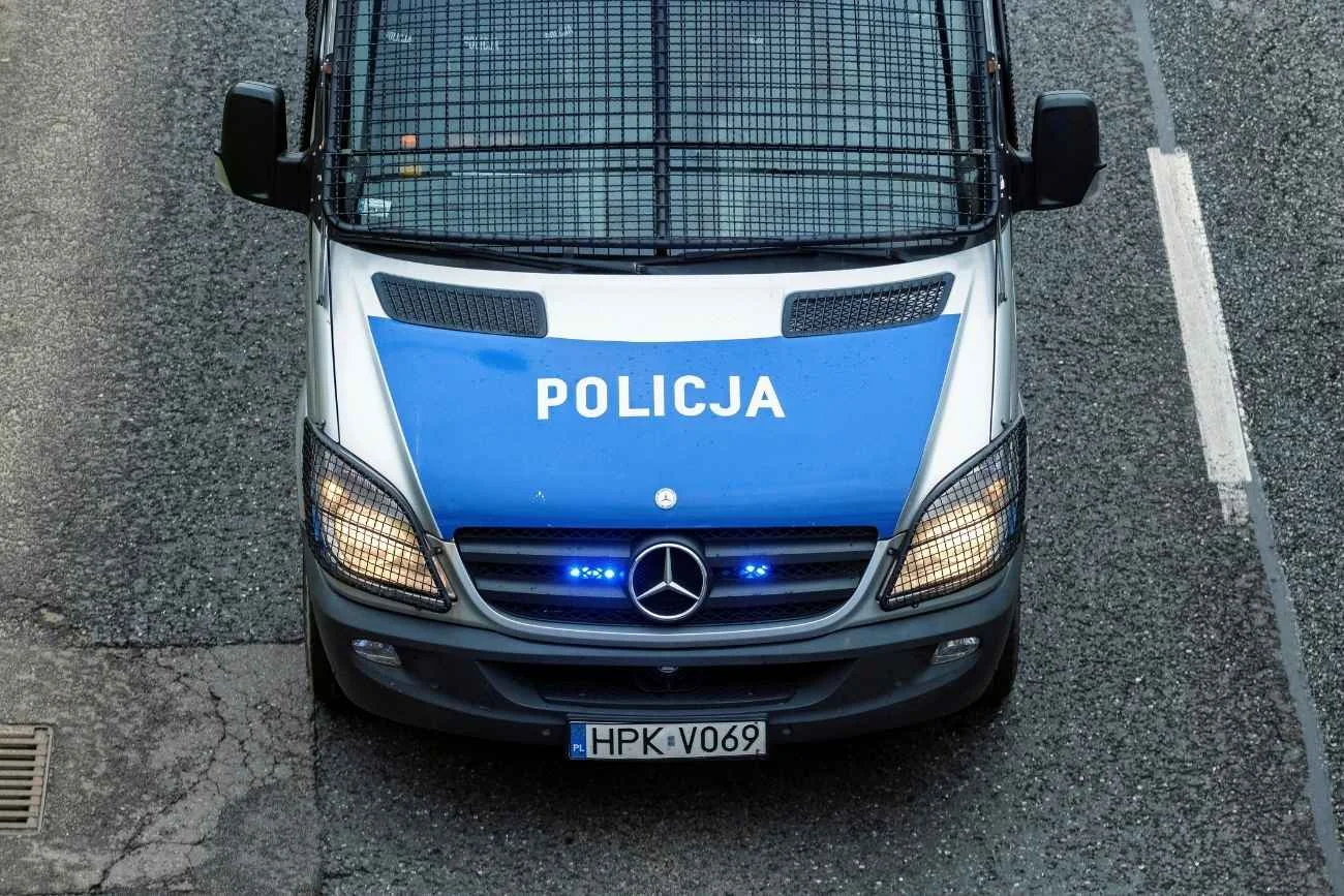 Tragedia w Warszawie. Motocykl przebił bariery i uderzył w samochody. Tragiczny wypadek na Mokotowie w Warszawie. Motocyklista nie żyje.