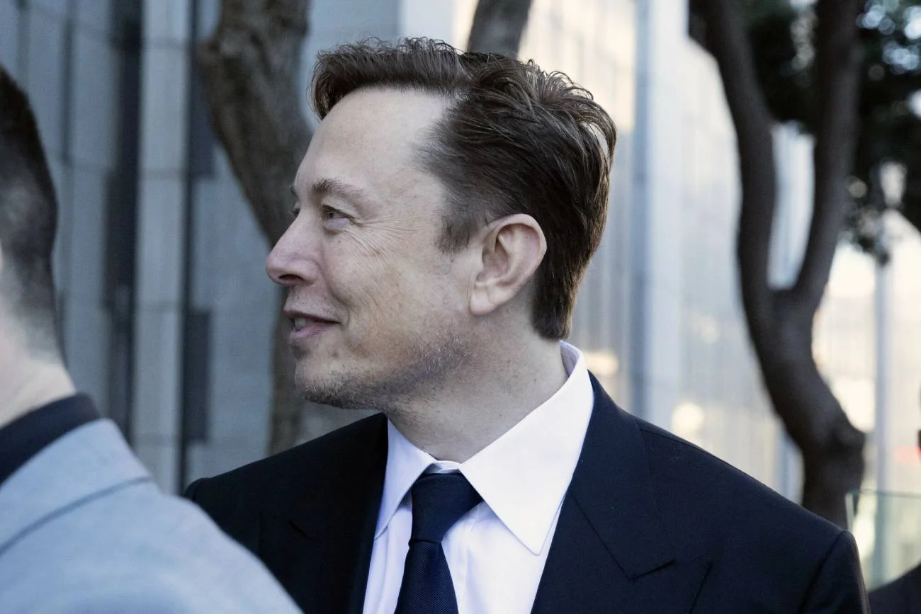 Tesla znów pomyliła auto z kubłem na śmieci.