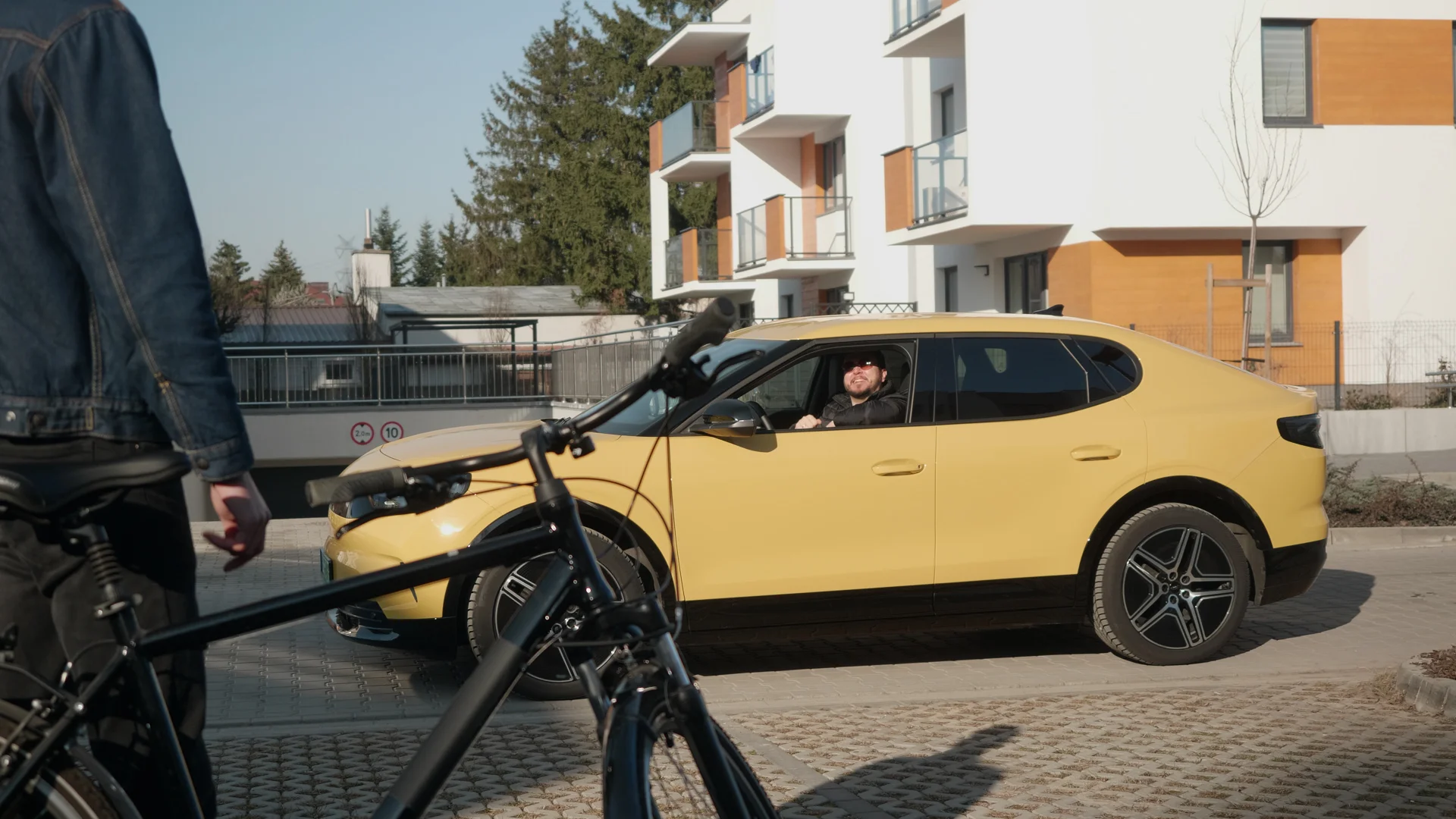 Ford Capri, który przetestowaliśmy, to samochód z duszą sportowca i funkcjonalnością SUV-a. Dzięki pojemnemu bagażnikowi, który można rozszerzyć do 1510 l, bez problemu pomieści rower na wiosenną wyprawę.
