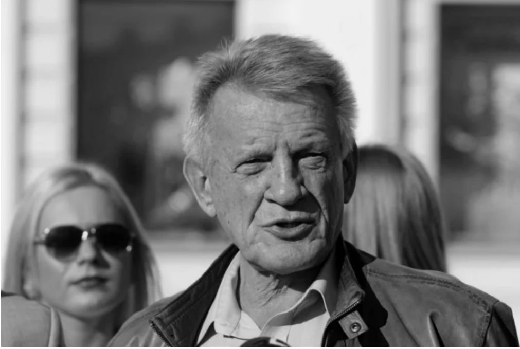 Rzecznik prezydenta Błażej Spychalski poinformował, że Andrzej Duda odznaczył pośmiertnie Bronisława Cieślaka, Krzyżem Kawalerskim Orderu Odrodzenia Polski