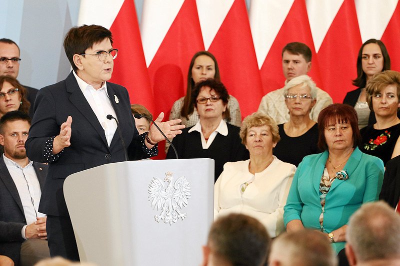 Podczas emerytalnego show w Kancelarii Premiera Beata Szydło złożyła hołd przede wszystkim temu najważniejszemu emerytowi w Polsce, czyli prezesowi PiS Jarosławowi Kaczyńskiemu.