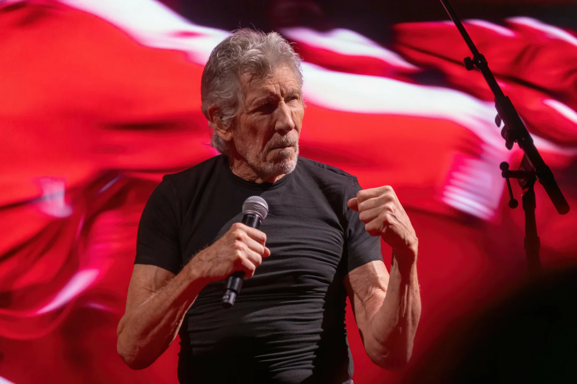 Kontrowersje wokół byłego basisty Pink Floyd, Rogera Watersa, nasiliły się po tym, jak zaczął występować w płaszczu stylizowanym nazistowski ubiór podczas koncertu w Londynie.