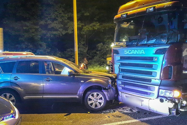 Tir zatrzymał się na jednym z samochodów. Wcześniej kierowca staranował nim kilkanaście aut na DK-1