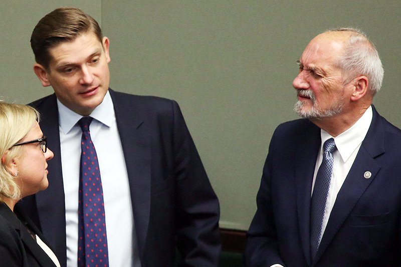 Kolejny zachodni dziennik zabrał się za opisywanie rzekomych powiązań z Rosją szefa MON i wiceprezesa PiS Antoniego Macierewicza oraz jego zastępcy Bartosza Kownackiego.