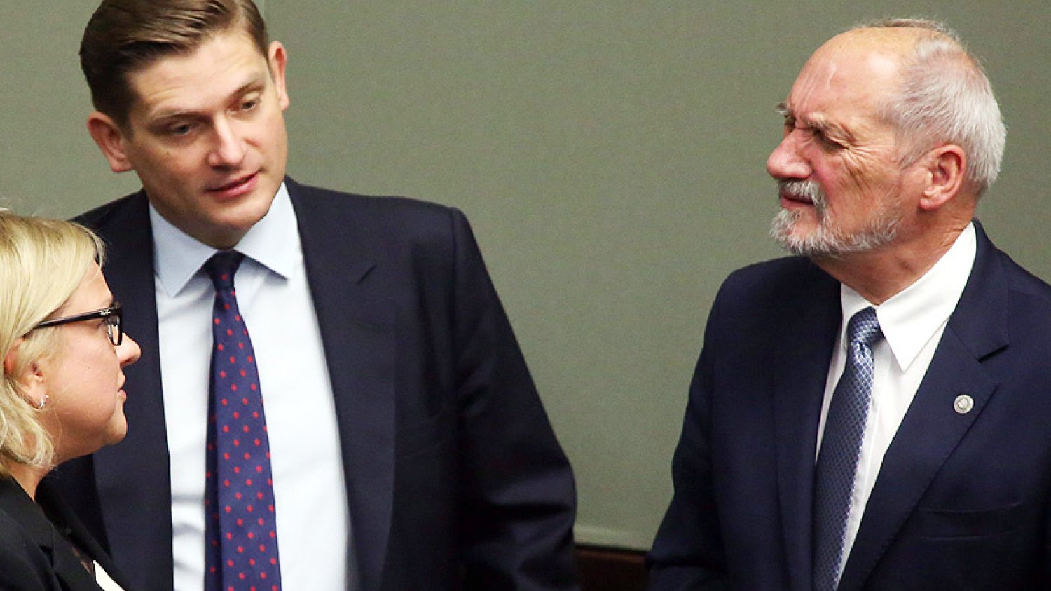 Kolejny zachodni dziennik zabrał się za opisywanie rzekomych powiązań z Rosją szefa MON i wiceprezesa PiS Antoniego Macierewicza oraz jego zastępcy Bartosza Kownackiego.
