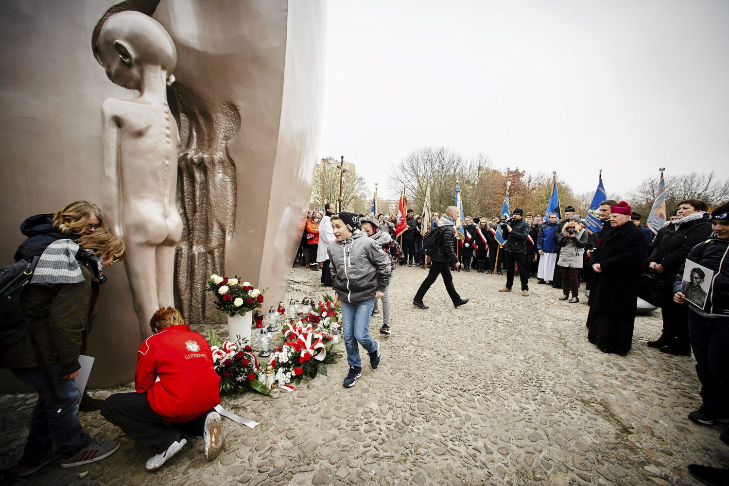 Pomnik Martyrologii Dzieci w Łodzi upamiętnia tragiczne losy polskich dzieci i młodzieży w trakcie II wojny światowej