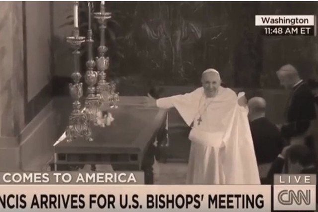 Papież Franciszek zdejmuje obrus z ołtarza