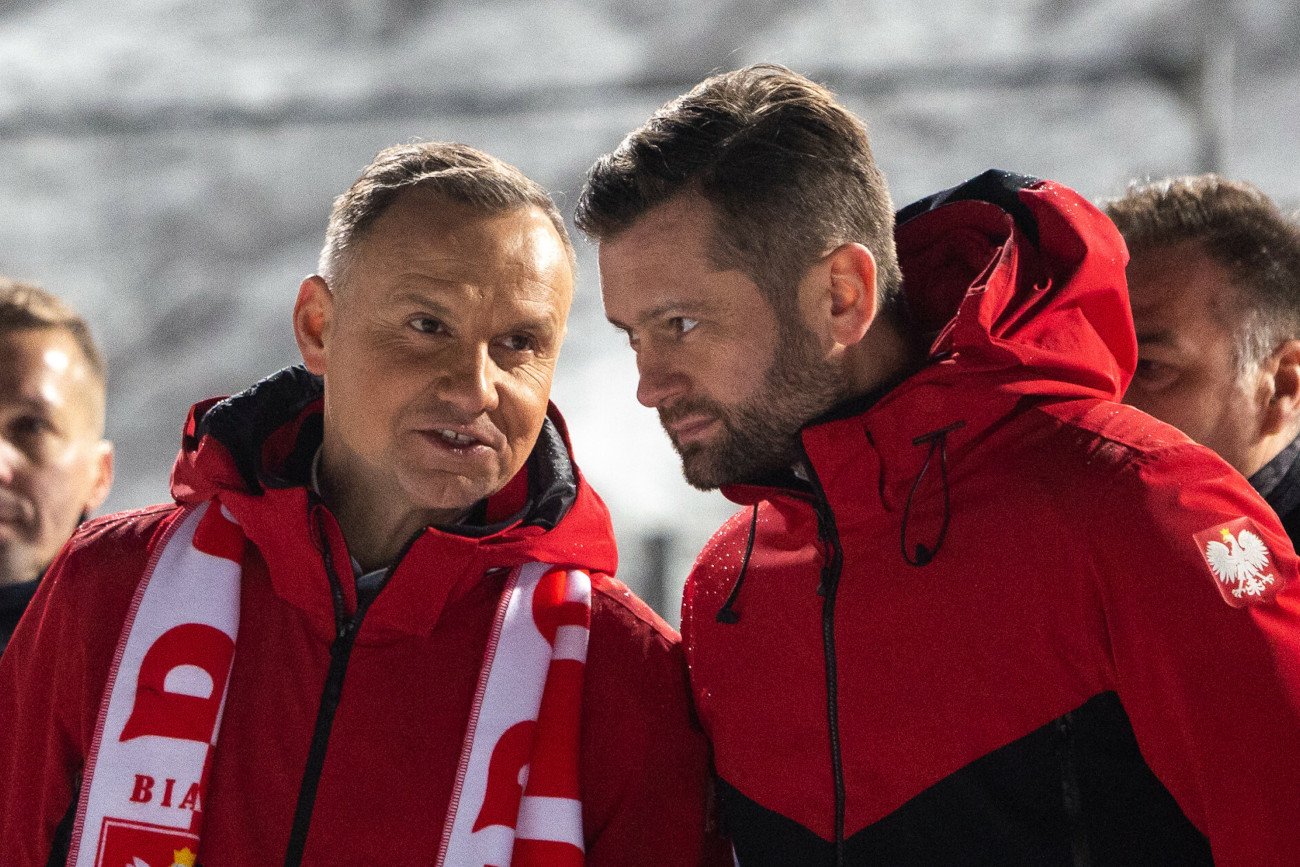 Minister Bortniczuk w towarzystwie prezydenta Dudy podczas konkursu PŚ w skokach narciarskich w Zakopanem.