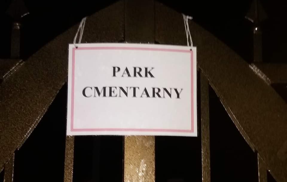 Proboszcz w Ksawerowie pod Łodzią otworzył cmentarz mimo rządowego zakazu.