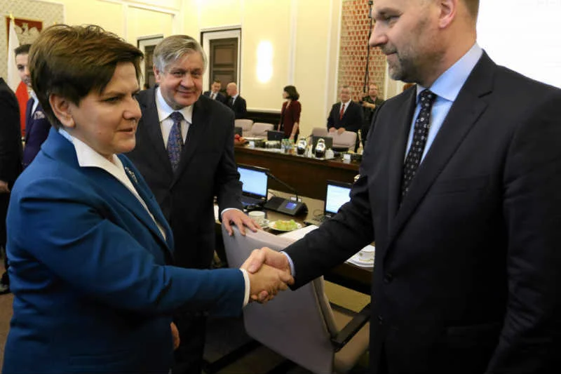 Kukiz '15 krytykuje PiS i ministra skarbu Dawida Jackiewicza za nepotyzm i kumoterstwo.