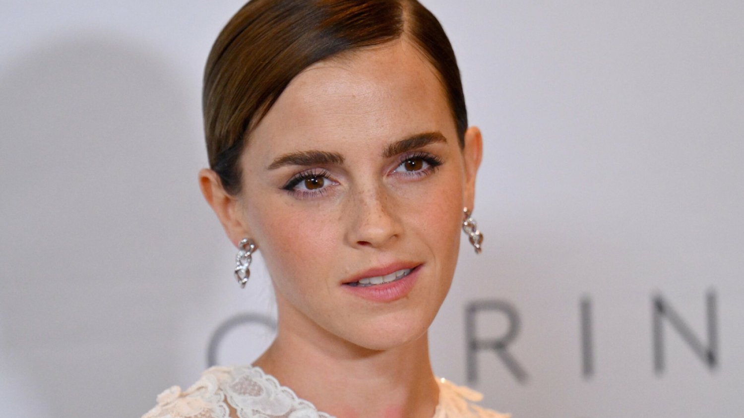 Emma Watson pod ostrzałem internautów za promowanie ginu Brada Pitta. Emma Watson pod ostrzałem internautów za promowanie ginu Brada Pitta.