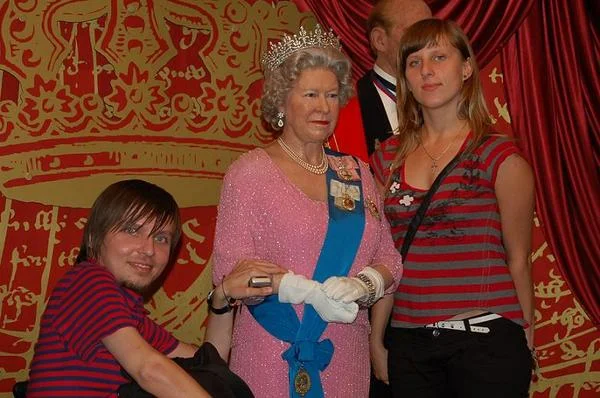 Przed laty "Skrzynia" razem z siostrą Magdaleną odwiedził Królową Elżbietę w Londynie, tym razem monarchini Zjednoczonego Królestwa była z wosku, dumnie reprezentując swój kraj w muzeum Madame Tussauds..