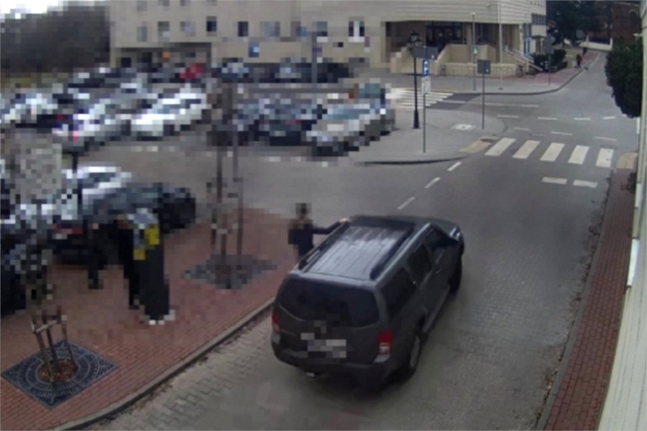 34-letnia kobieta nie powinna znajdować się "uczepiona" pojazdu, kiedy ten jest w ruchu.