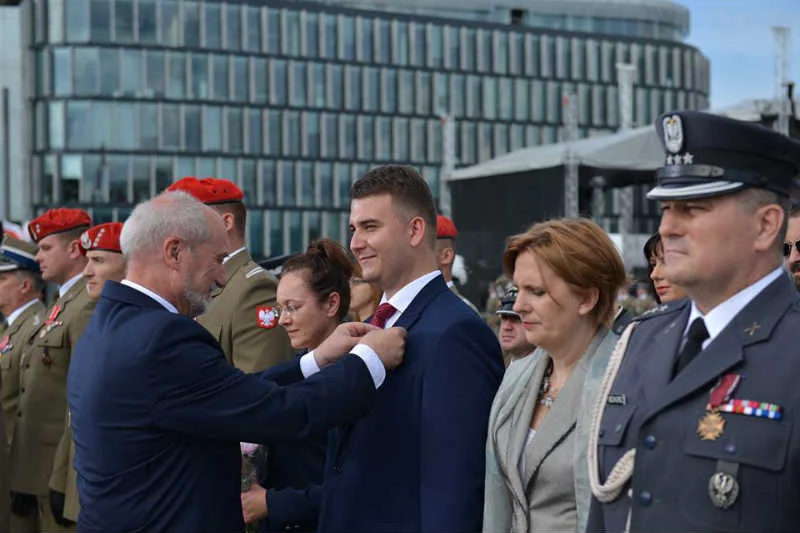 Wreszcie opinia publiczna poznała uzasadnienie przyznania Bartłomiejowi Misiewiczowi medalu.