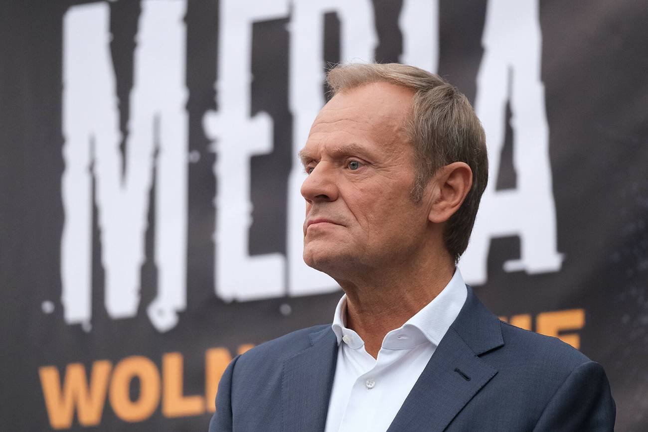 Przewodniczący PO Donald Tusk niewłaściwie wypowiada się o migrantach - twierdzą autorzy podręcznika dla polskich mediów. Przewodniczący PO Donald Tusk niewłaściwie wypowiada się o migrantach - twierdzą autorzy podręcznika dla polskich mediów